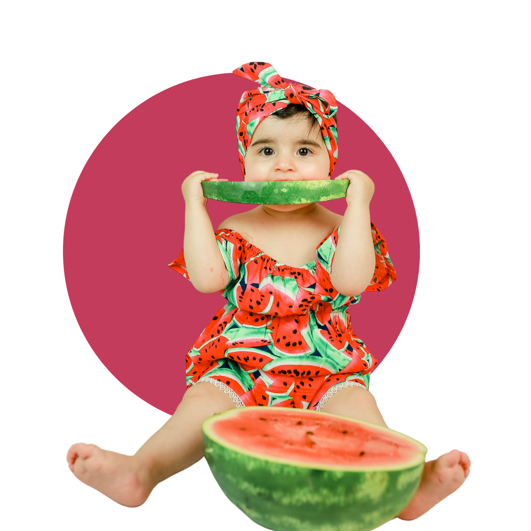 Niña comiendo sandía después de ir a Pediatra en Zona 9 Guatemala - Dra. Sandy Padilla